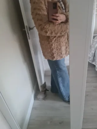 Chaqueta efecto piel beige.