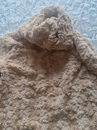 Chaqueta efecto piel beige.