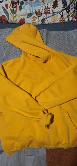 Sudadera Pull&Bear amarilla