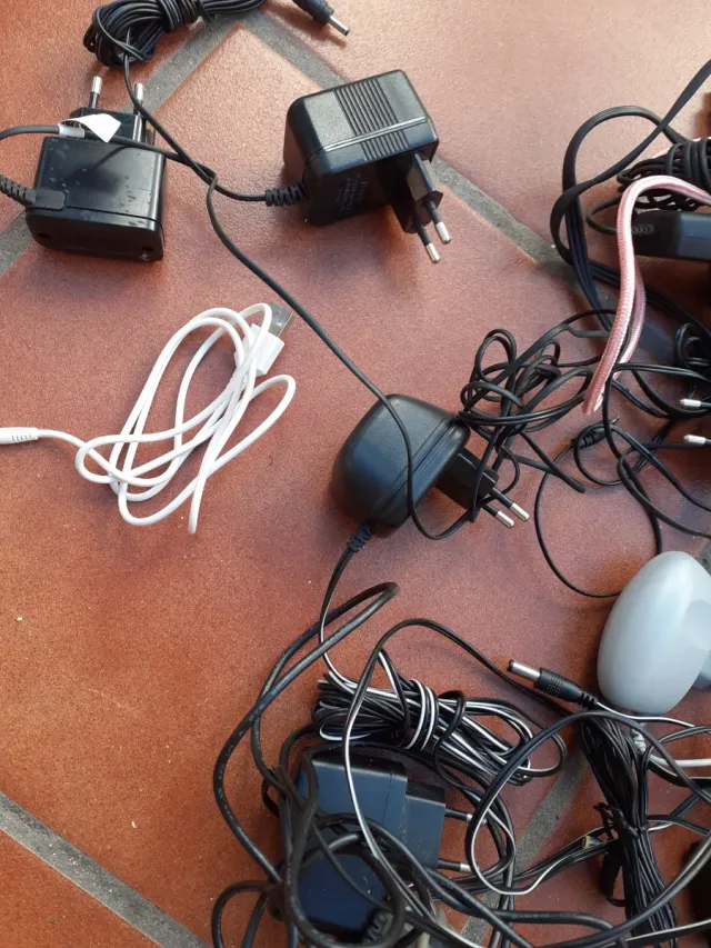 Lote cargadores, transformadores y cables