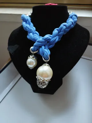 Collana blu con perle