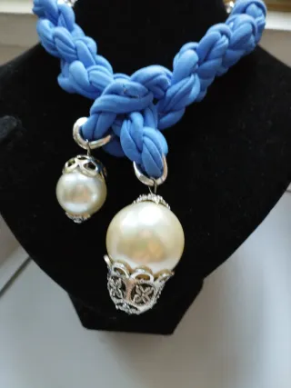 Collana blu con perle