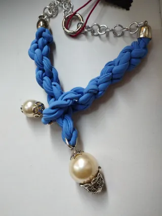 Collana blu con perle