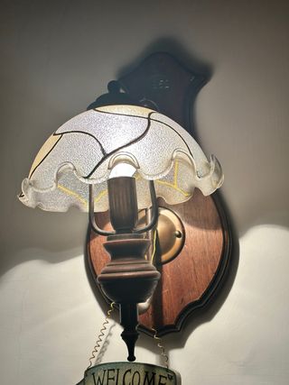Lampada da parete in legno e vetro