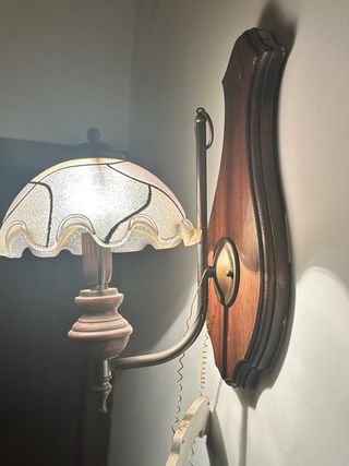 Lampada da parete in legno e vetro
