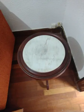 Tavolino ausiliario rotondo in legno e marmo