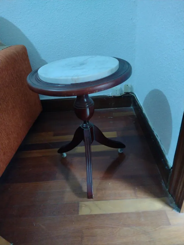 Tavolino ausiliario rotondo in legno e marmo