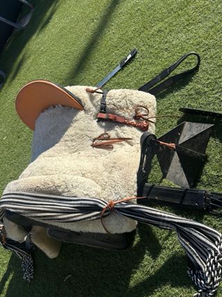 Montura Vaquera, estribos y secador metálico.