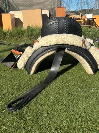 Montura Vaquera, estribos y secador metálico.