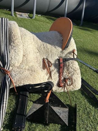 Montura Vaquera, estribos y secador metálico.