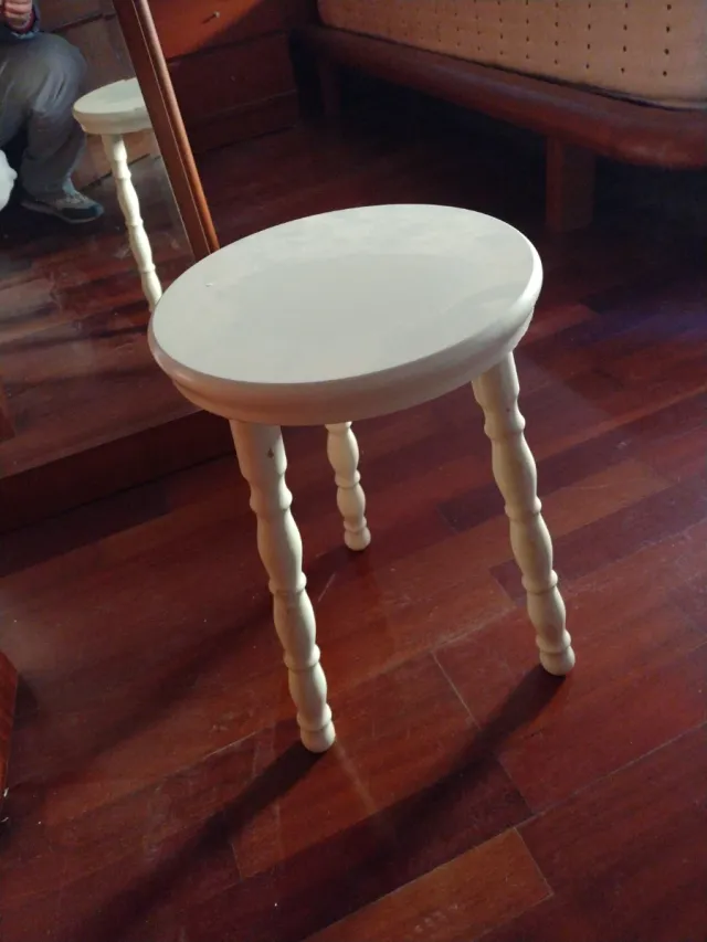 Sgabello in legno bianco