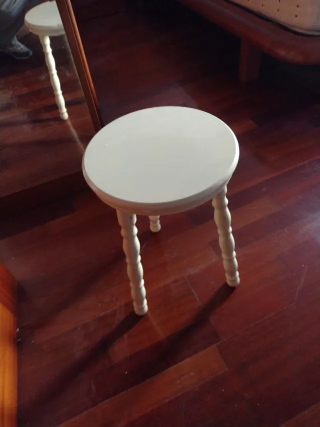 Sgabello in legno bianco