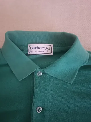 Polo de marca Burberry.