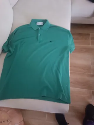 Polo de marca Burberry.