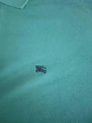 Polo de marca Burberry.