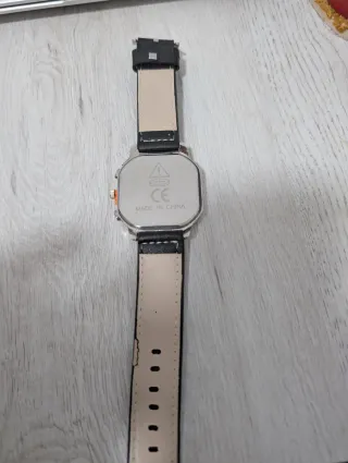 Reloj de pulsera plateado y negro