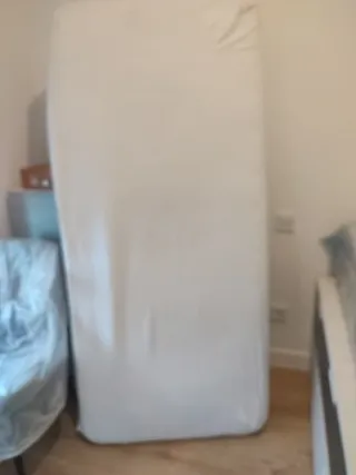 Base tapizada con patas  y colchon 80x180.