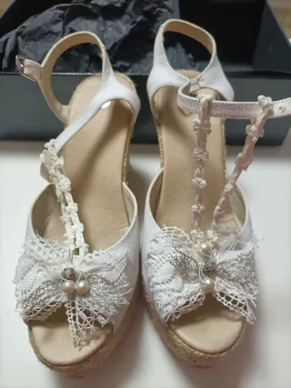 Cuñas ceremonia encaje y perlas, talla 39