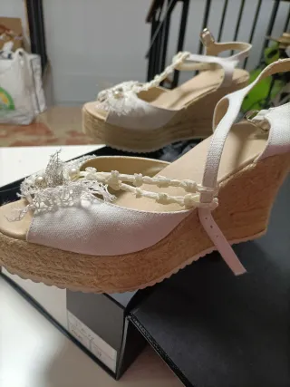 Cuñas ceremonia encaje y perlas, talla 39