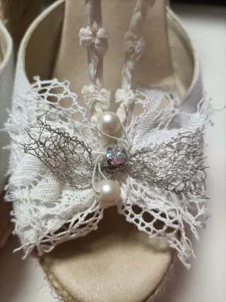 Cuñas ceremonia encaje y perlas, talla 39