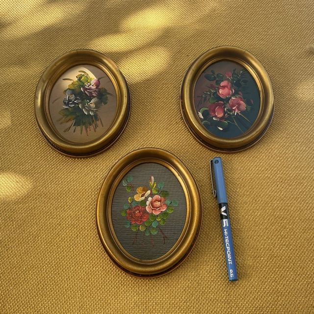 Marcos ovali dorati con fiori