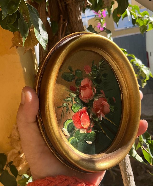 Marcos ovali dorati con fiori