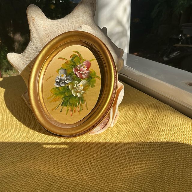 Marcos ovali dorati con fiori