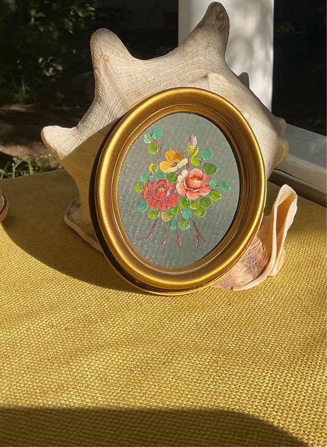 Marcos ovali dorati con fiori