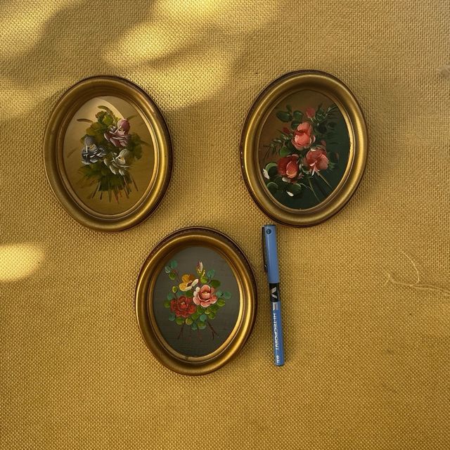 Marcos ovali dorati con fiori