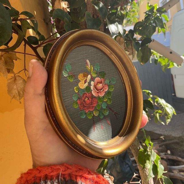 Marcos ovali dorati con fiori