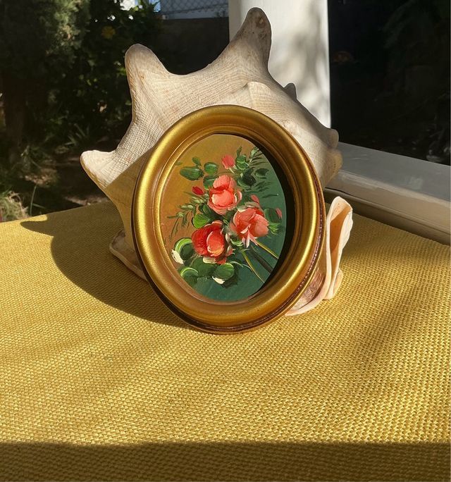 Marcos ovali dorati con fiori