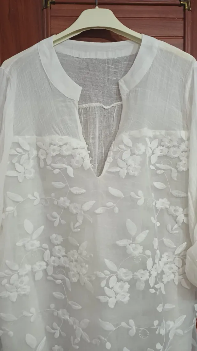 Blusa elegante bordada blanca