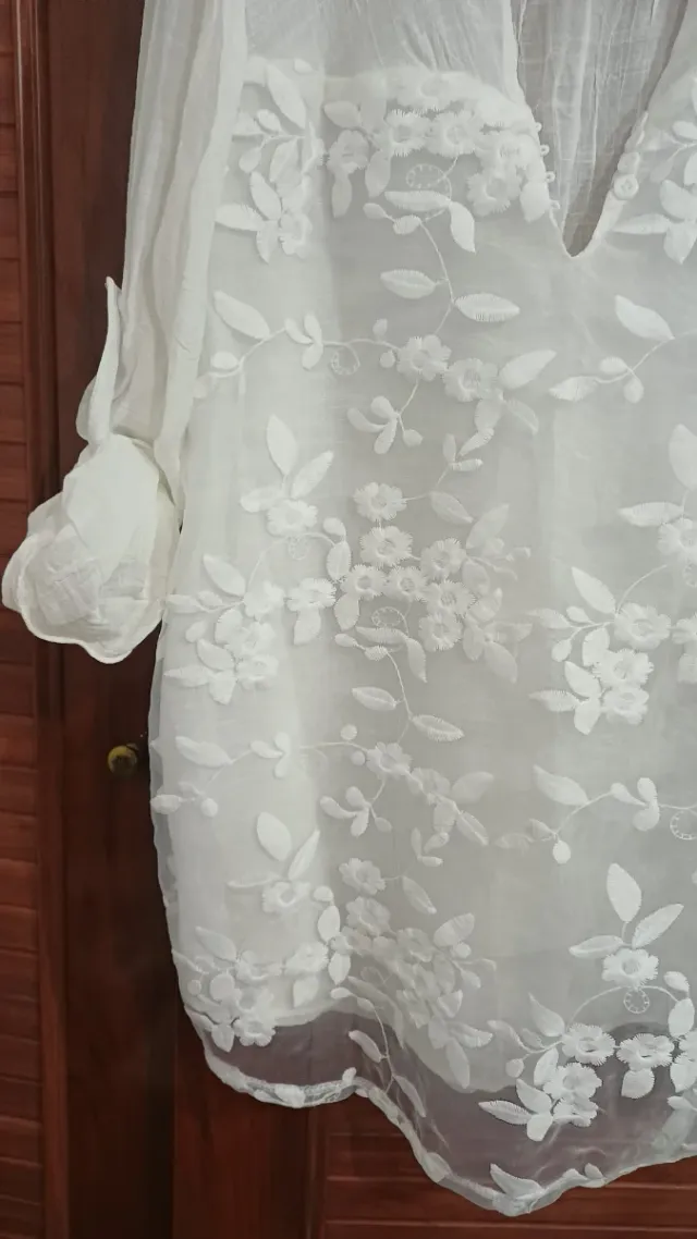 Blusa elegante bordada blanca