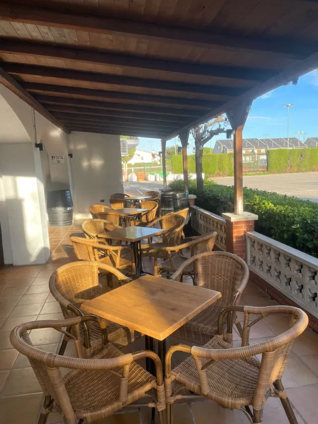 10 Mesas y 40 Sillas Terraza Marrón y Negro