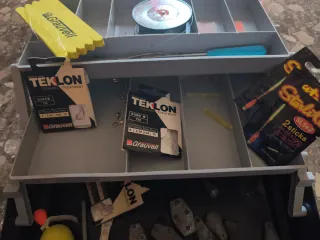 Caja de pesca con accesorios y 2 cañas