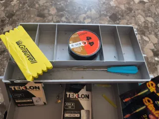 Caja de pesca con accesorios y 2 cañas