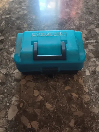 Caja de pesca con accesorios y 2 cañas