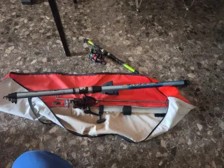 Caja de pesca con accesorios y 2 cañas