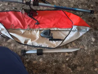 Caja de pesca con accesorios y 2 cañas