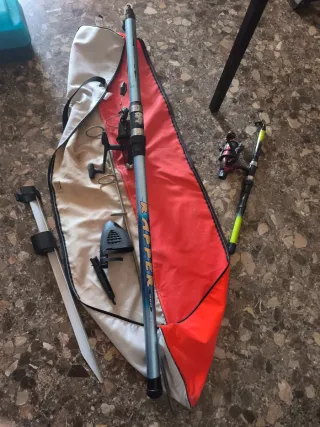Caja de pesca con accesorios y 2 cañas