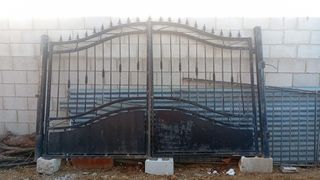 Cancela maciza para chalet o parcela 300x200