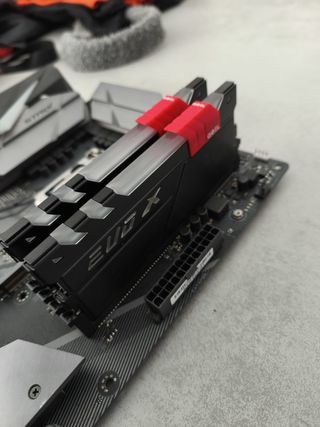 Intel i5-8600K + Placa ROG STRIX Z370-F +16GB RAM