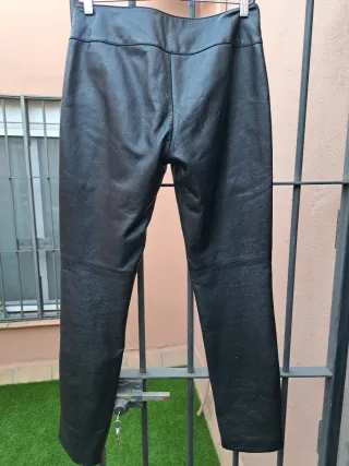 Pantalón de piel Naf Naf negro