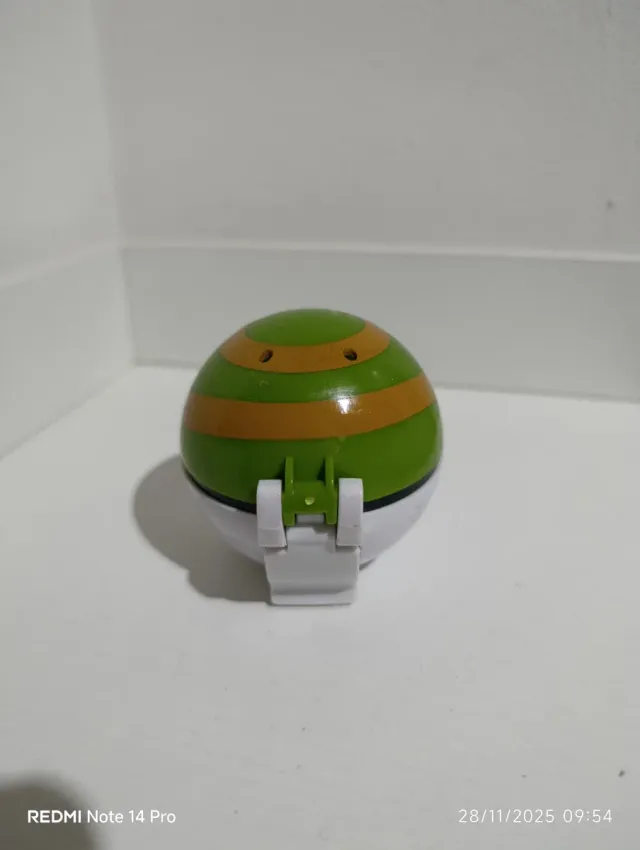 Poké Ball verde y blanca