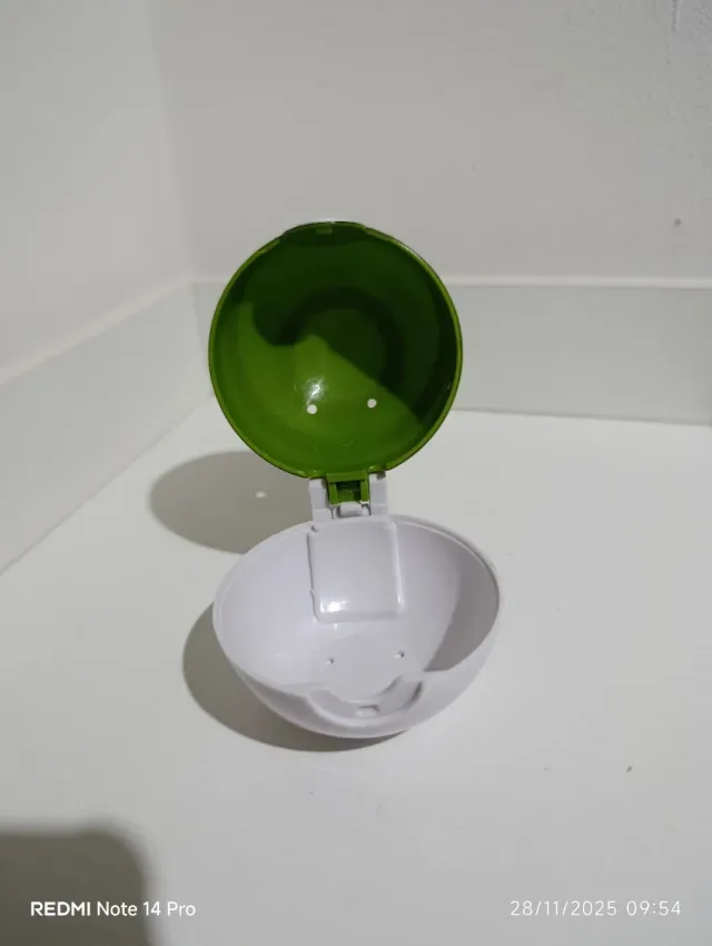 Poké Ball verde y blanca