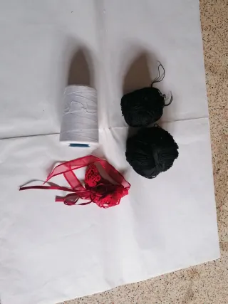 Kit per cucito: fili e nastri