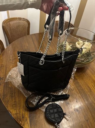 Bolso negro acolchado con cadena