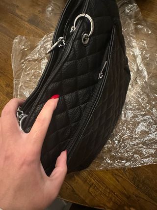 Bolso negro acolchado con cadena