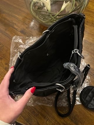 Bolso negro acolchado con cadena