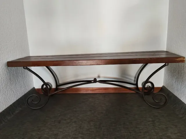 Banco de madera con patas de metal